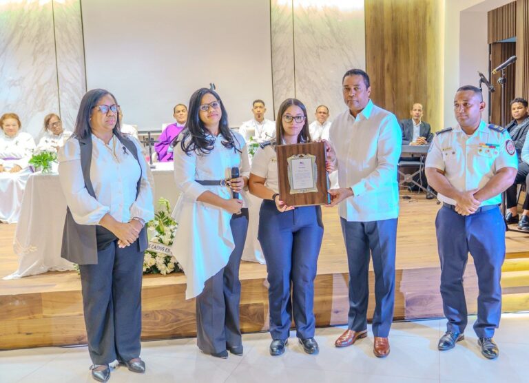 Víctor D’Aza reconoce labor de socorrista de la institución