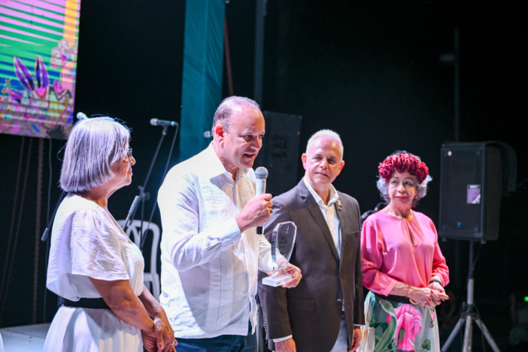 Alcalde Ulises Rodríguez recibe reconocimiento en el Festival de las Flores Jarabacoa