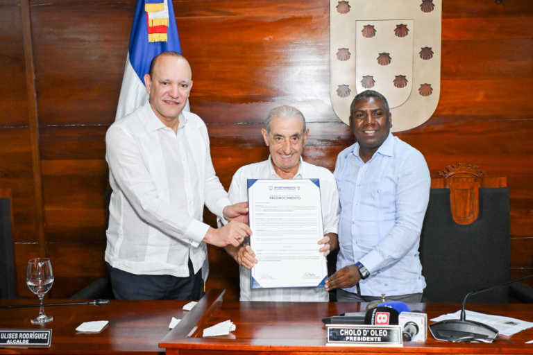 Concejo de regidores declara a Pepe Hidalgo hijo adoptivo de Santiago