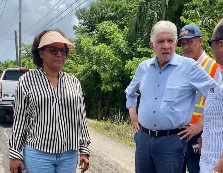 Ministro Eduardo Estrella y gobernadora supervisan obras viales en Monte Plata