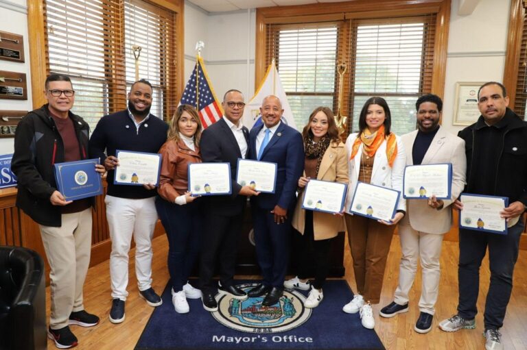 Alcalde de Lawrence reconoce a Grupo Panorama