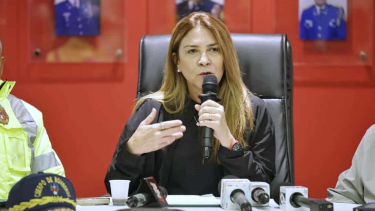 Carolina Mejía exhorta a la ciudadanía a mantener limpias las calles y a prevenir inundaciones