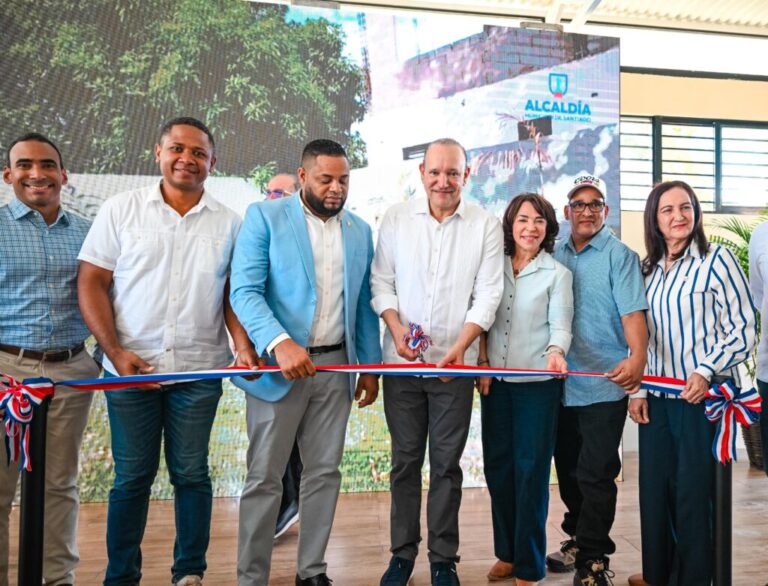 Alcaldía de Santiago entrega remozada la Casa Club Don Nicolás en La Otra Banda