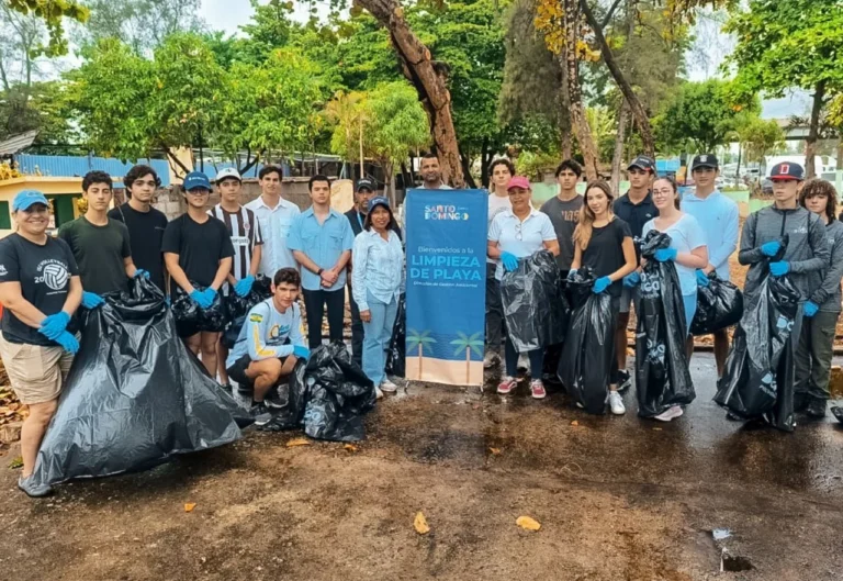 Alcaldía del DN y varias instituciones retiran 7 toneladas de desechos de Playa Manresa