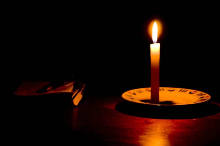 Comunitarios en Moca protestan contra apagones frente a Edenorte