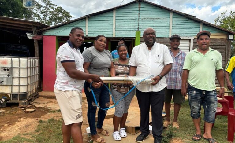 Ante años de necesidad, funcionario entrega bomba sumergible en Peralvillo