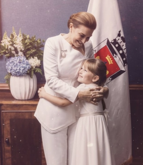 Carolina Mejía se une a la tendencia “Mi niña interior” y resalta su compromiso con el servicio público