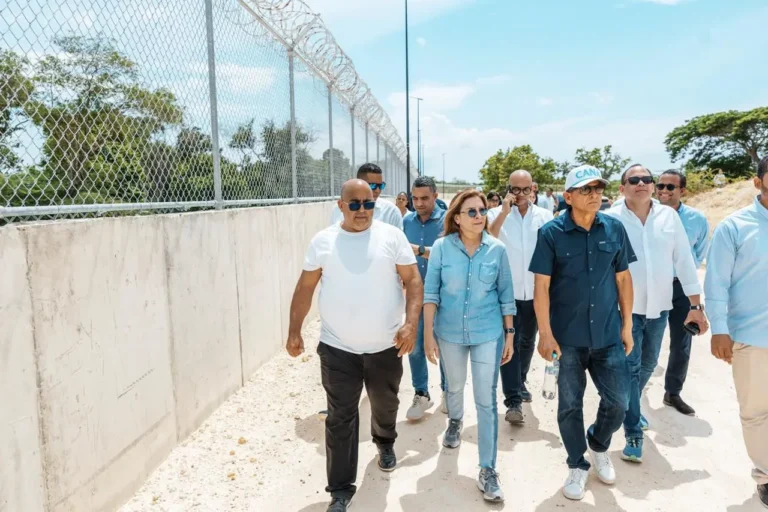 Carolina Mejía respalda construcción verja perimetral con Haití
