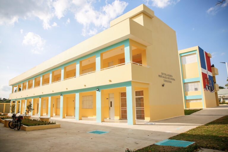 Politécnico en Artes de Navarrete arranca año escolar falta de maestros en el área y otras carencias