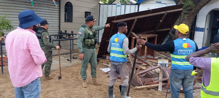 Desmantelan cuatro estructuras ilegales en Playa Sosúa, Puerto Plata