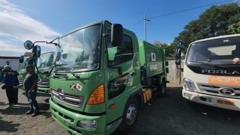Japón dona tres camiones compactadores al Ayuntamiento de Bonao