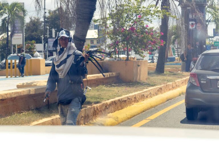 La Policía retira limpiavidrios y vendedores ambulantes en el Distrito Nacional