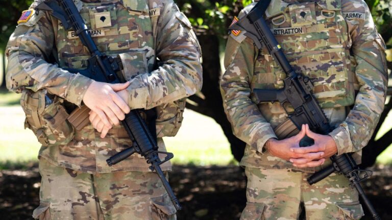 El alcalde de Chicago firma un decreto para resistir la ofensiva migratoria planeada por Trump