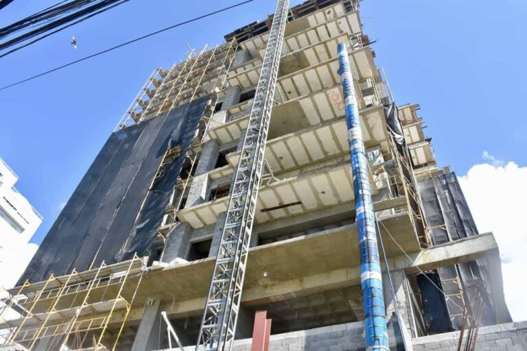 Altos costos de vivienda y tramitación de permisos retrasan crecimiento del sector construcción