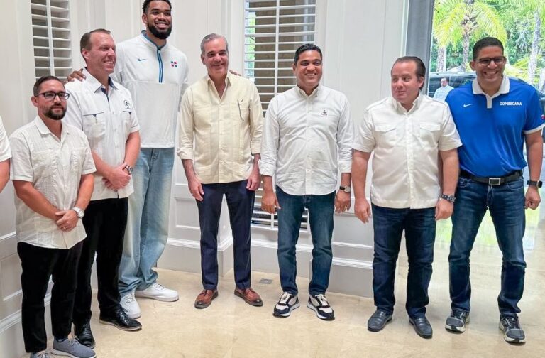 Presidente Abinader y basquetbolista Karl Towns construirán arena de baloncesto en Tamboril