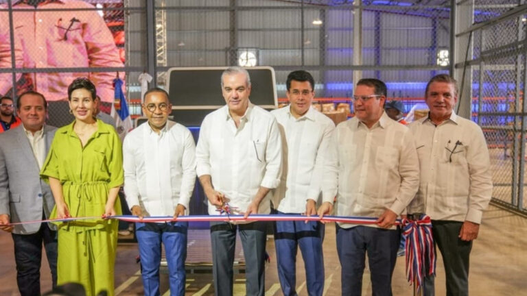 Presidente Abinader y Eduardo Sanz Lovatón inauguran en el AILA nueva terminal courier para manejo de mercancía comprada por internet