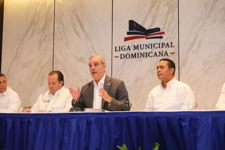 Abinader inyecta poder municipal: RD$4,000 millones para aceras y contenes con impacto nacional