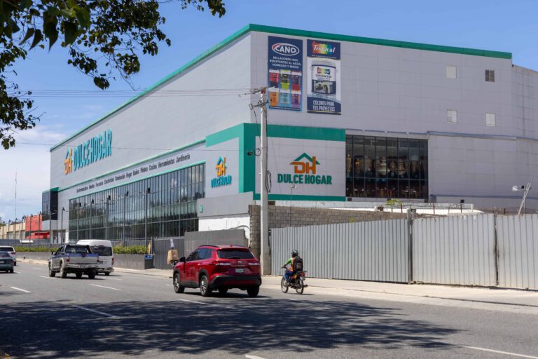 Tiendas clausuradas enfrentan acusaciones por falta de permisos, parqueos y estudios ambientales