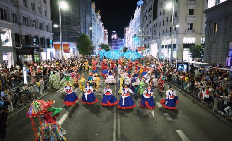 Carnaval dominicano llena de color la Cabalgata de la Hispanidad 2025 en Madrid