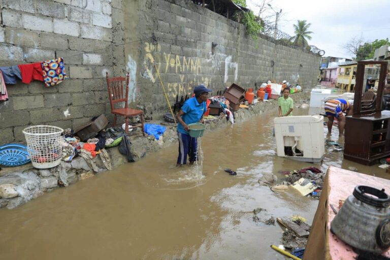 Se desborda río Ozama; arrastra puente entre Yamasá y Don Juan