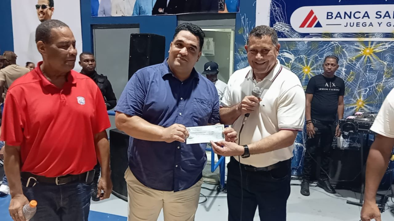 Fedomu y Alcaldía de Samaná entregan RD$200 mil en apoyo al Torneo Superior de Baloncesto “Sánchez 2025”