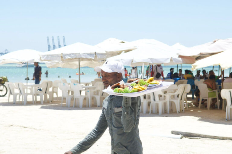 Alcaldía de Boca Chica realiza operativo legal de recuperación de espacios públicos en la playa