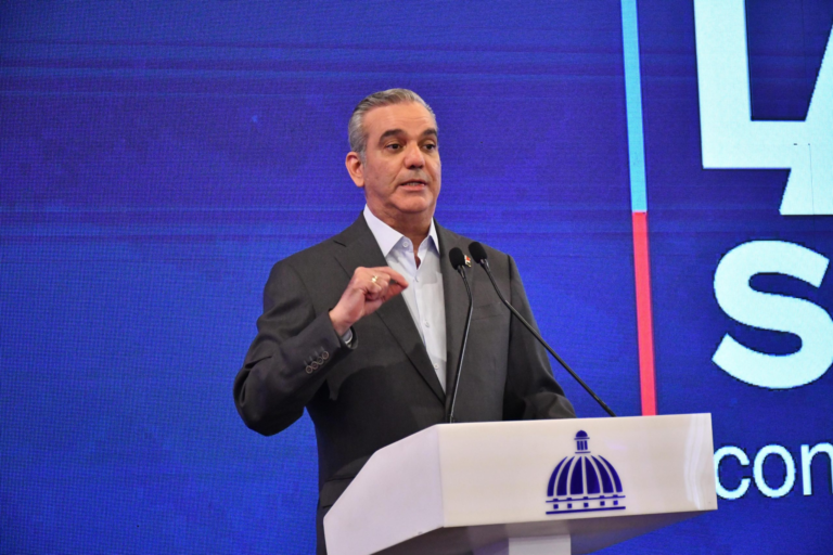 Abinader anuncia plan de asfaltado nacional a partir de finales de octubre