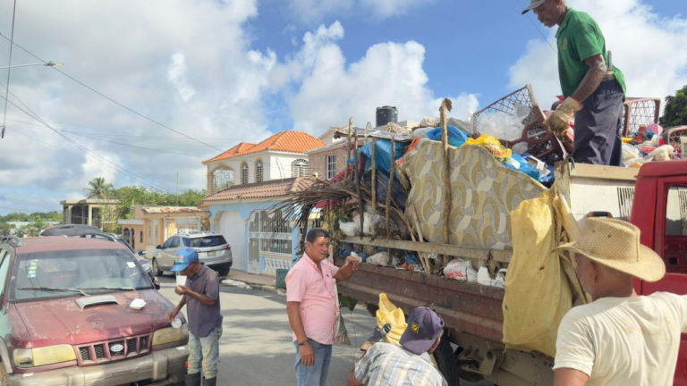 Alcalde dispone operativo de limpieza en casco urbano de Sabana Grande de Boyá