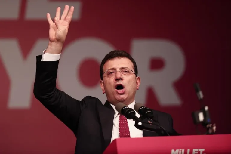 Fiscalía turca pide 2 mil años de prisión para alcalde de Estambul por supuesta corrupción