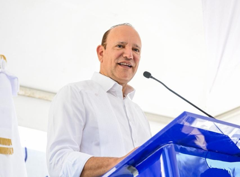 Alcalde Ulises Rodríguez anuncia remozamiento del entorno de hotel emblemático en Santiago