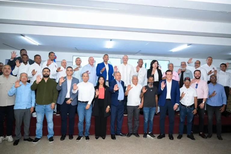 Juramentan al alcalde Ulises Rodríguez como presidente