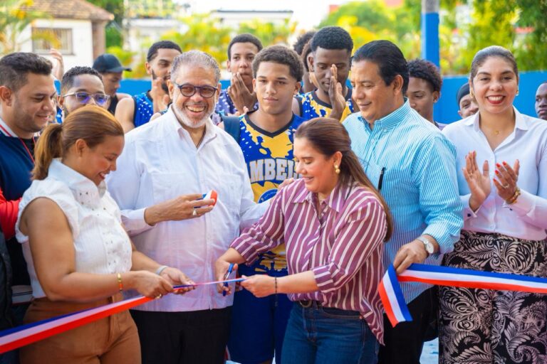 Alcaldesa Karina Aristy entrega reconstruida cancha multiuso del sector Cambelen en Higüey