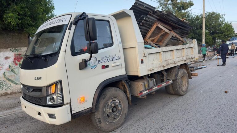 Alcaldía de Boca Chica recupera espacios públicos en zona de playa