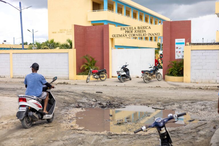 El municipio de Quisqueya clama por ayuda mientras estudiantes se enlodan y el mercado se deteriora