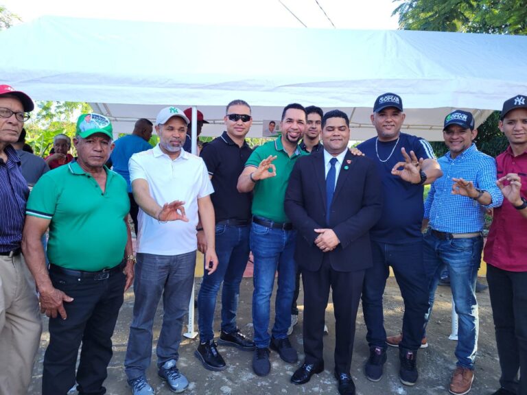 Regidor inaugura construcción y remozamientos de puente en río Seco, La Vega