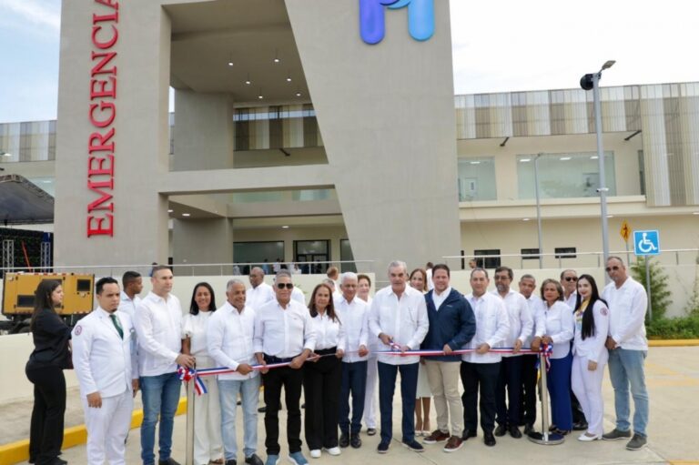 Abinader inaugura hospital y multiuso UASD en SFM