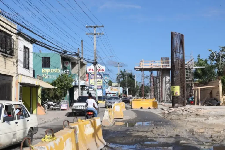 Residentes de Punta de Villa Mella viven entre calles destruidas, hoyos y entaponamientos constantes