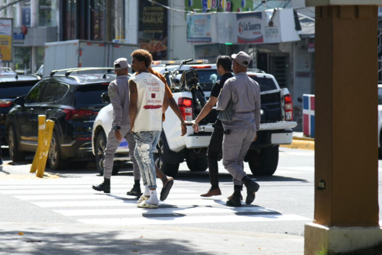 Residentes de San Cristóbal claman “Dios cuídame” antes de salir a las calles por temor a la delincuencia