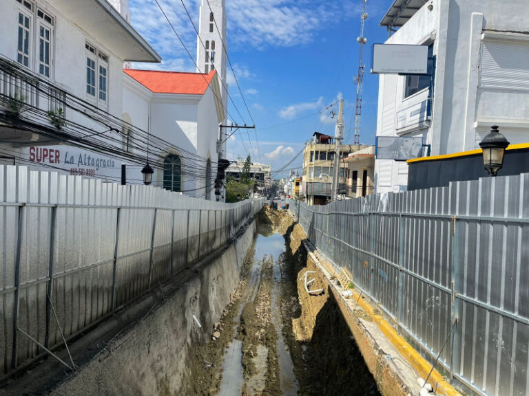 Aguas subterráneas retrasan avances en la remodelación de la calle Del Sol, según gobernadora