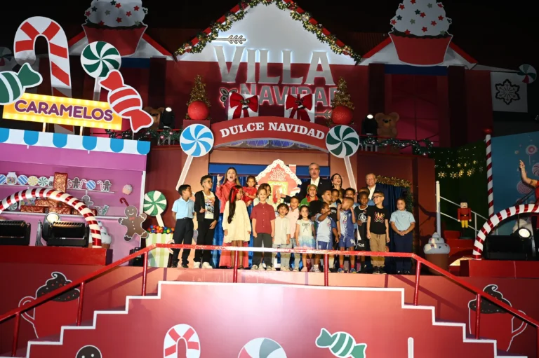 Abinader inaugura Villa Navidad junto a Carolina Mejía y al presidente de Banreservas