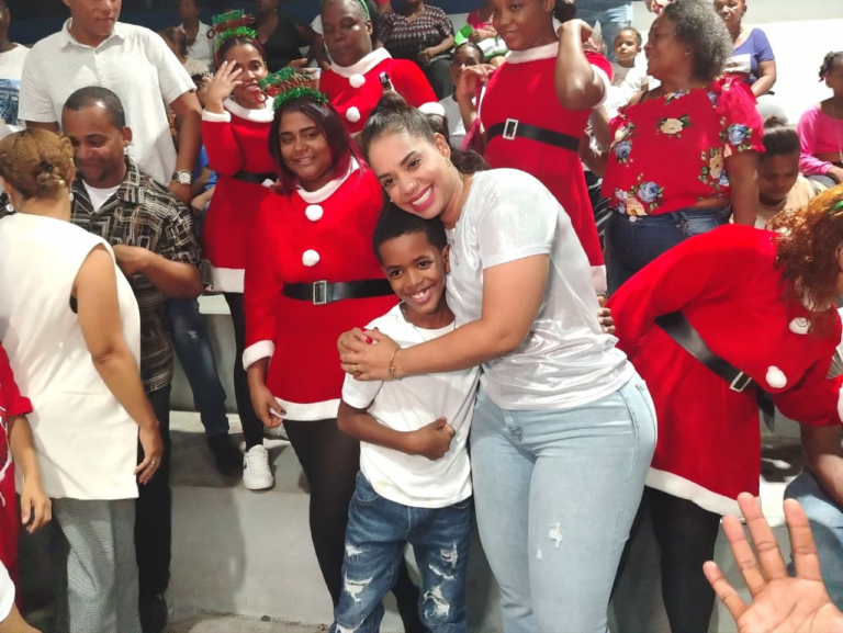 Alcaldía de SDN continúa cenas navideñas junto a munícipes de Sabana Perdida-Norte