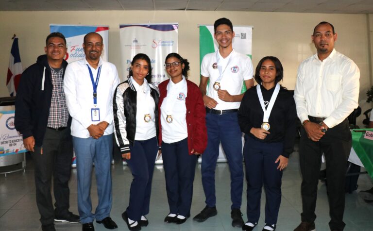 Estudiantes de Santiago analizan la gestión municipal en debate académico