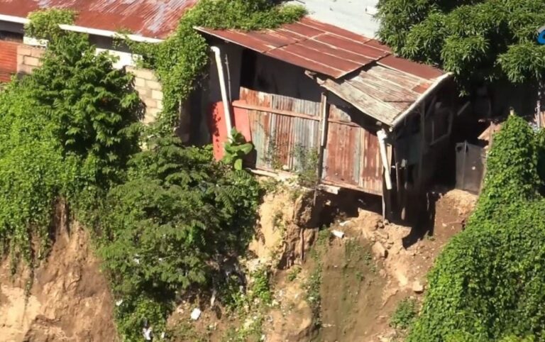 Deslizamientos de tierras ponen en peligro vida residentes en Arroyo Hondo