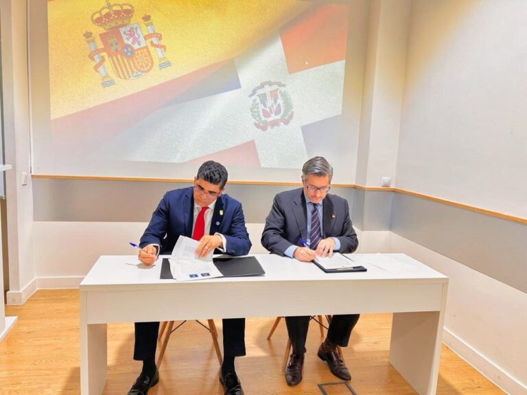 Alcalde Dío Astacio y la universidad Spain Business School firman acuerdo para fortalecer capacitación municipal