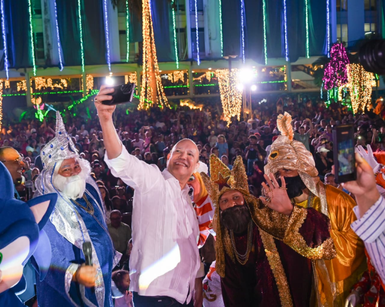 Alcaldía de Santiago celebra participación de comunitarios en atracciones navideñas con Encantus