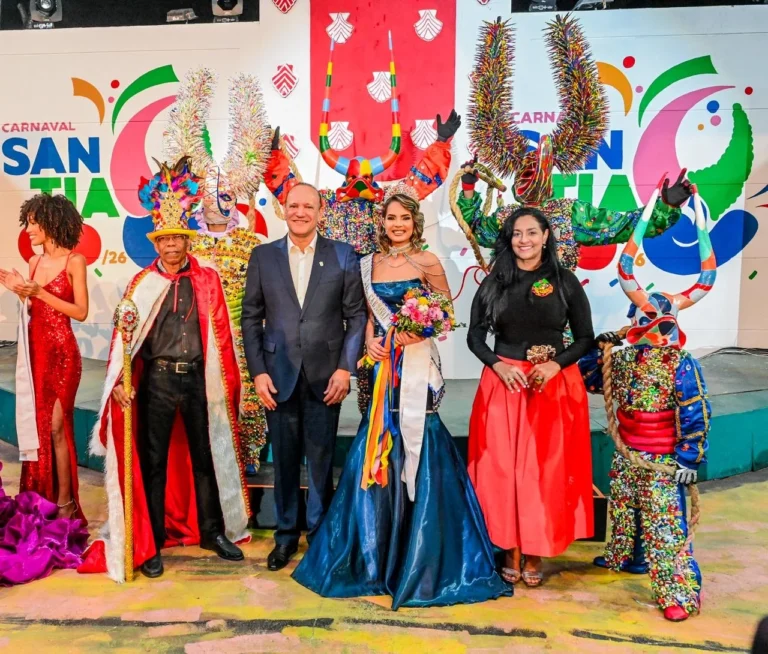 Alcaldía de Santiago da el «Banderazo de Honor»: Lanza oficialmente el Carnaval de Santiago 2026