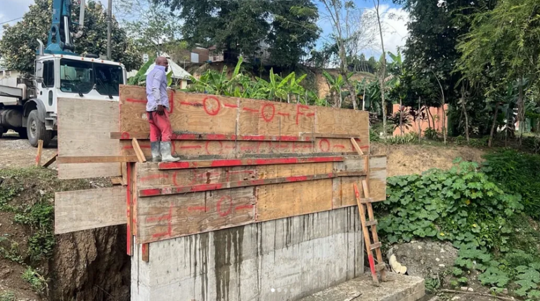 La construcción de puentes de estructuras reforzadas en Moca alcanza niveles récord de avance