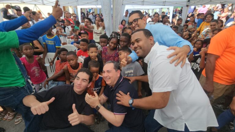 Fundación Andrés Lama, Alcaldía de Neiba y Oficina Senatorial Bahoruco encabezan entrega de juguetes a cientos de niños del municipio de Neiba