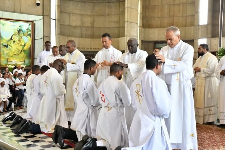 Ordenación de 6 nuevos sacerdotes en la Diócesis de La Vega