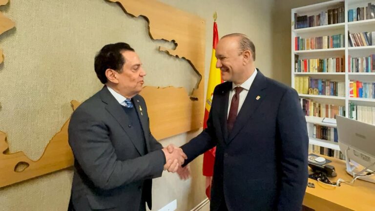 Ulises Rodríguez se reúne con embajador Tony Raful en Fitur 2026